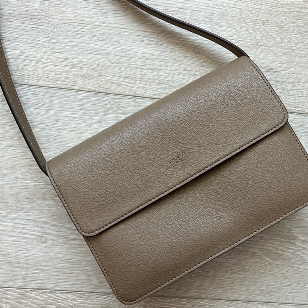 Angela Roi HAMILTON CROSSBODY [SIGNET] - MUD BEIGE